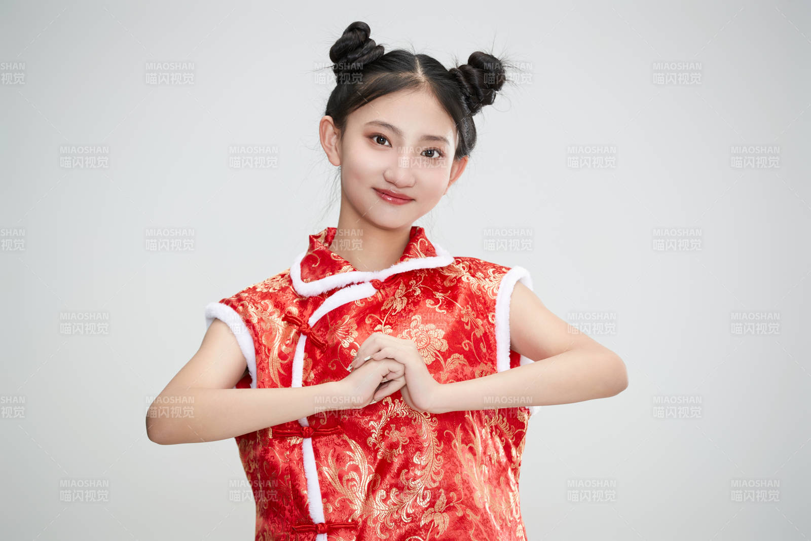 白色背景下身穿喜庆传统服饰的亚洲可爱少女图片