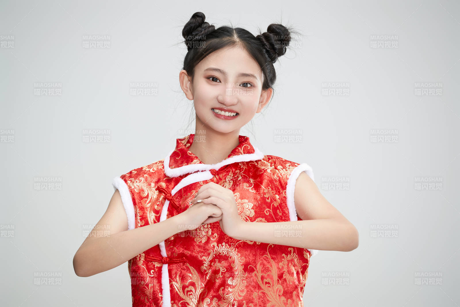 白色背景下身穿喜庆传统服饰的亚洲可爱少女图片