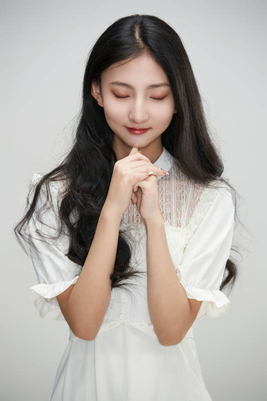 白色背景下身穿连衣裙的清纯少女图片