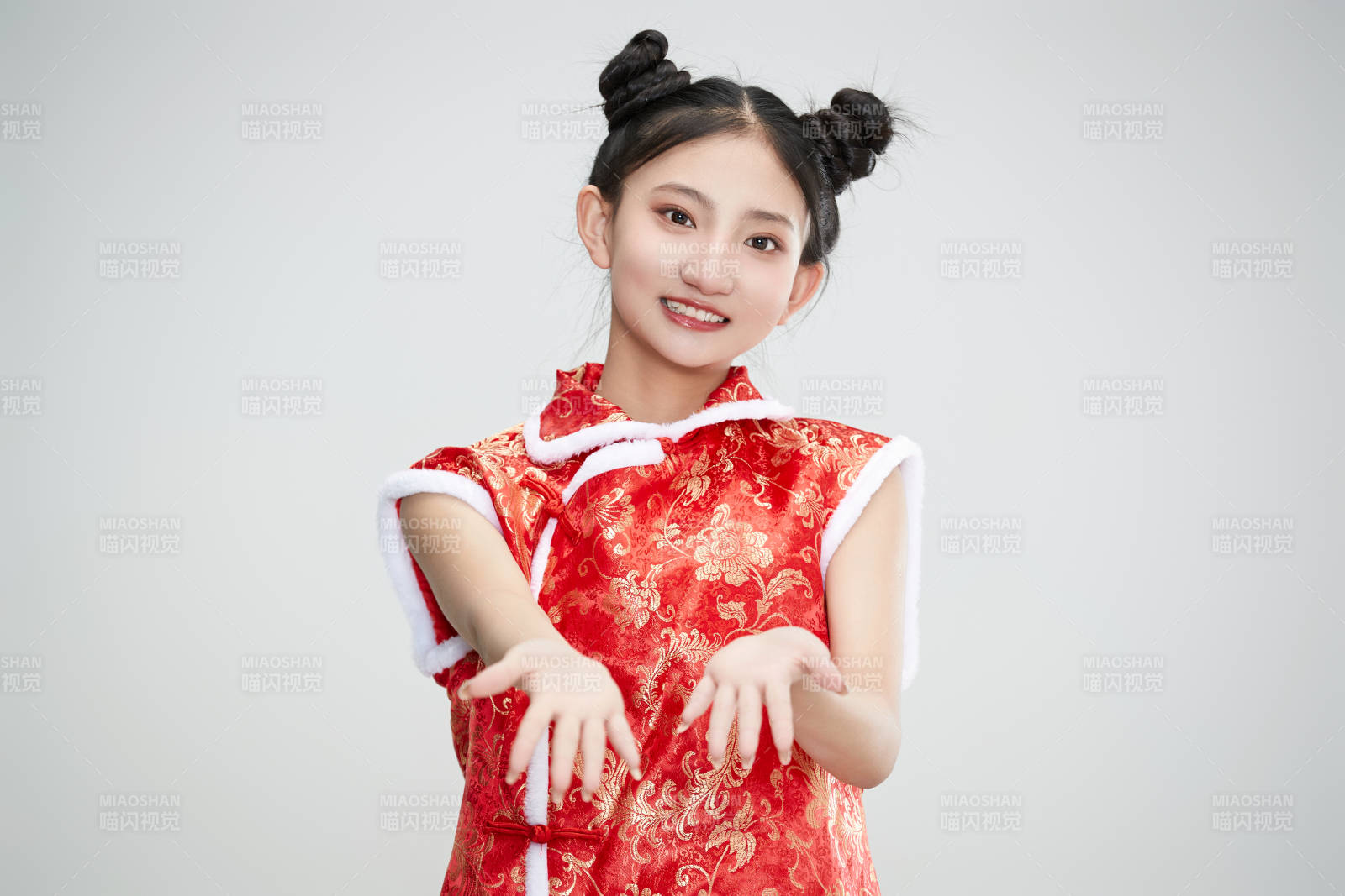 白色背景下身穿喜庆传统服饰的亚洲可爱少女图片
