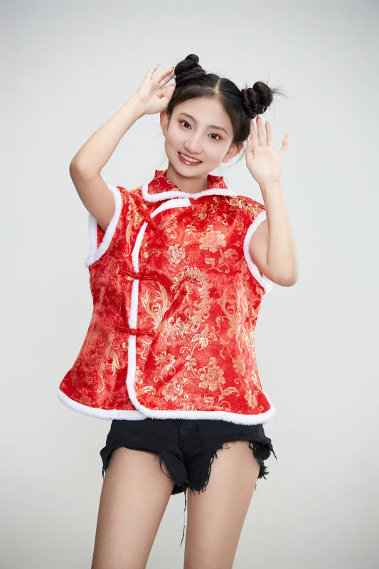 白色背景下身穿喜庆传统服饰的亚洲可爱少女图片