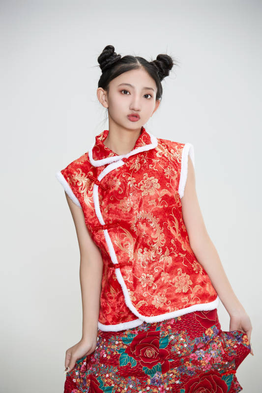 白色背景下身穿喜庆传统服饰的亚洲可爱少女图片