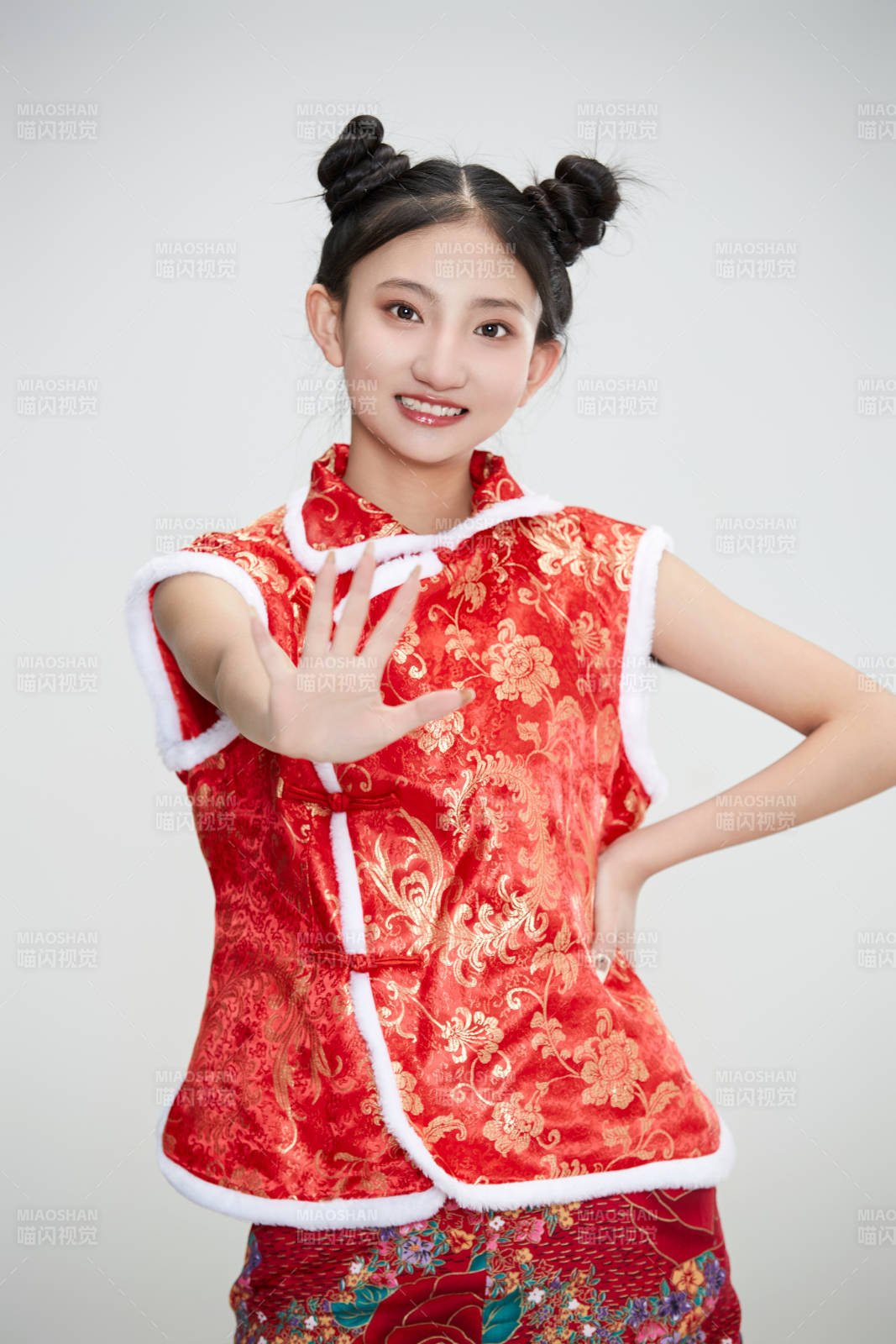 白色背景下身穿喜庆传统服饰的亚洲可爱少女图片
