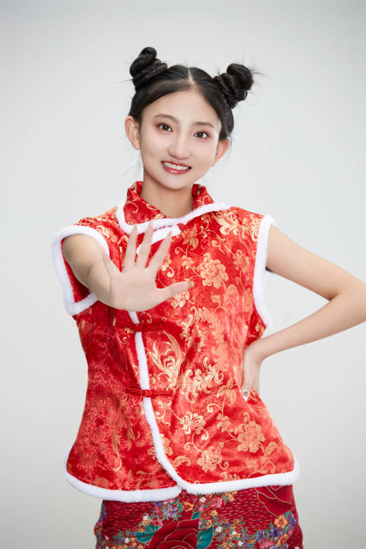 白色背景下身穿喜庆传统服饰的亚洲可爱少女图片