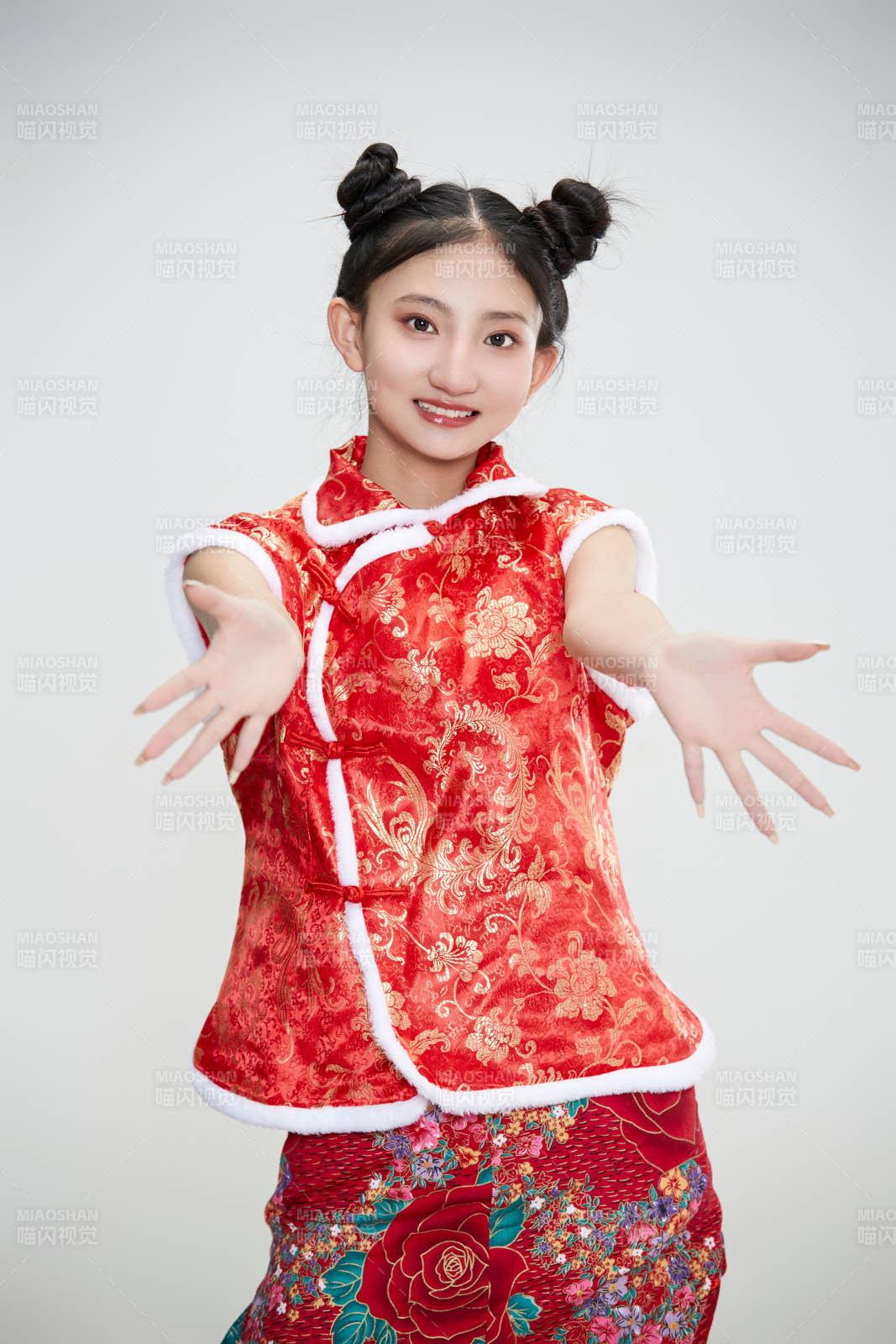 白色背景下身穿喜庆传统服饰的亚洲可爱少女图片
