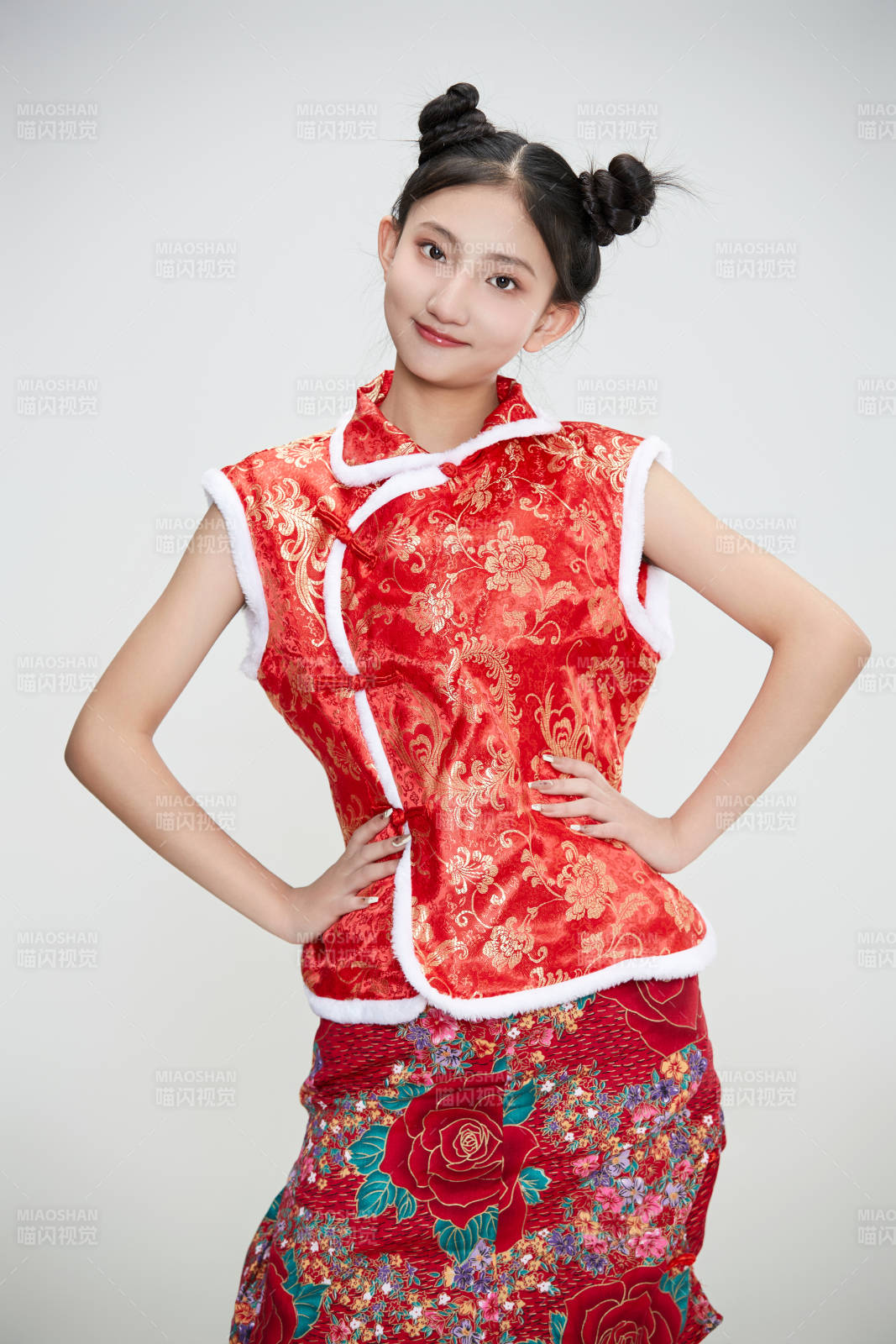 白色背景下身穿喜庆传统服饰的亚洲可爱少女图片