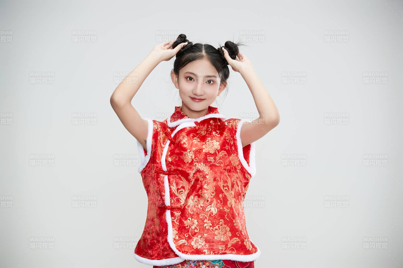 白色背景下身穿喜庆传统服饰的亚洲可爱少女图片