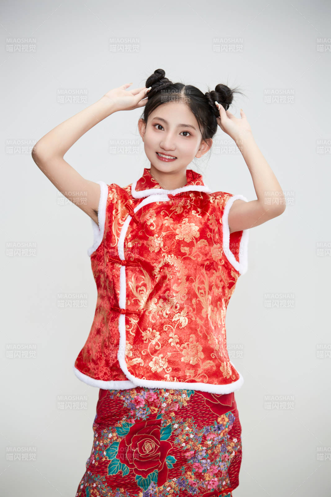 白色背景下身穿喜庆传统服饰的亚洲可爱少女图片