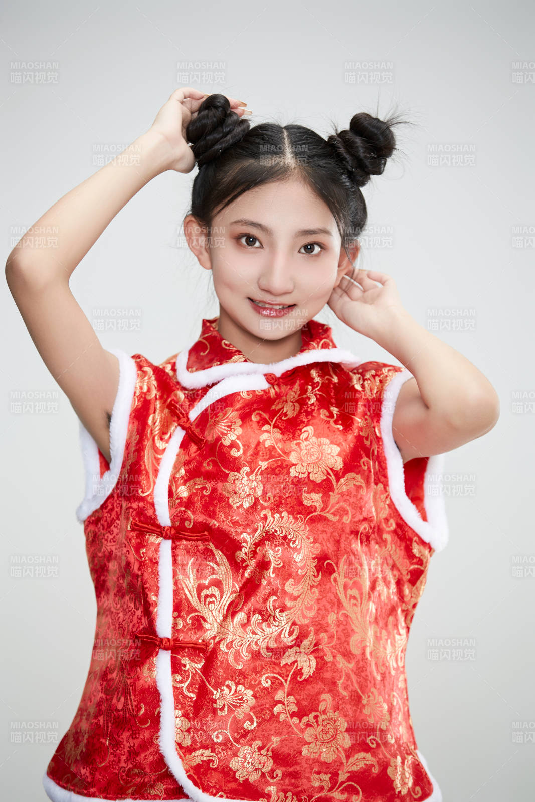 白色背景下身穿喜庆传统服饰的亚洲可爱少女图片