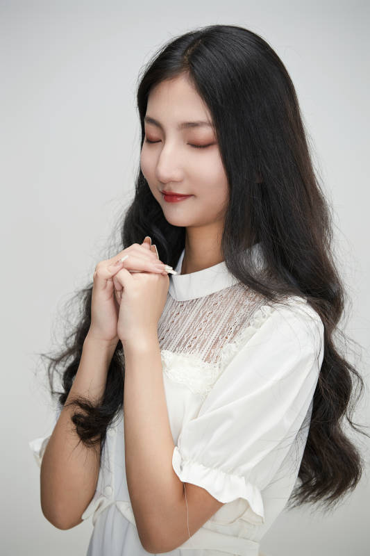 白色背景下身穿连衣裙的清纯少女图片