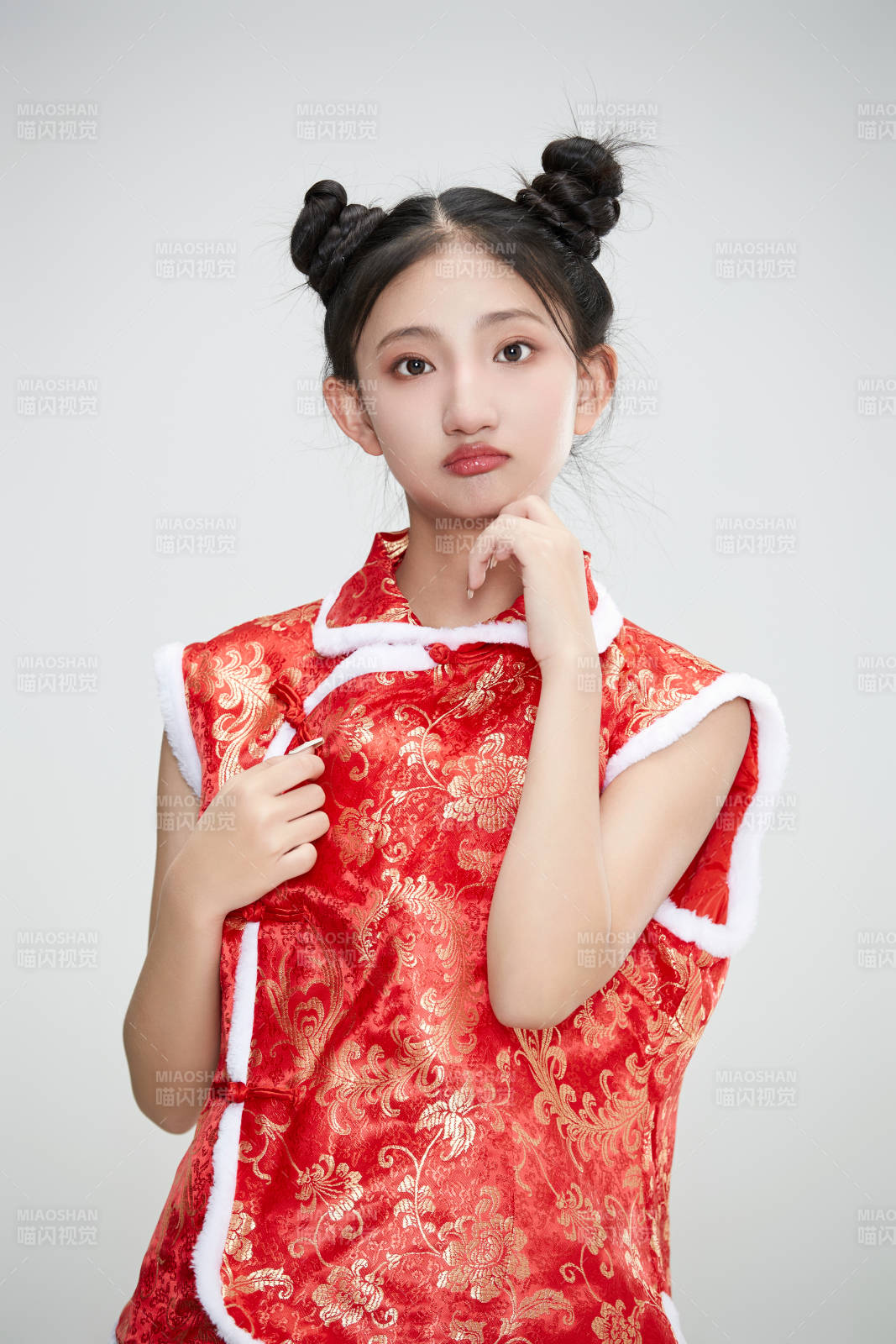 白色背景下身穿喜庆传统服饰的亚洲可爱少女图片