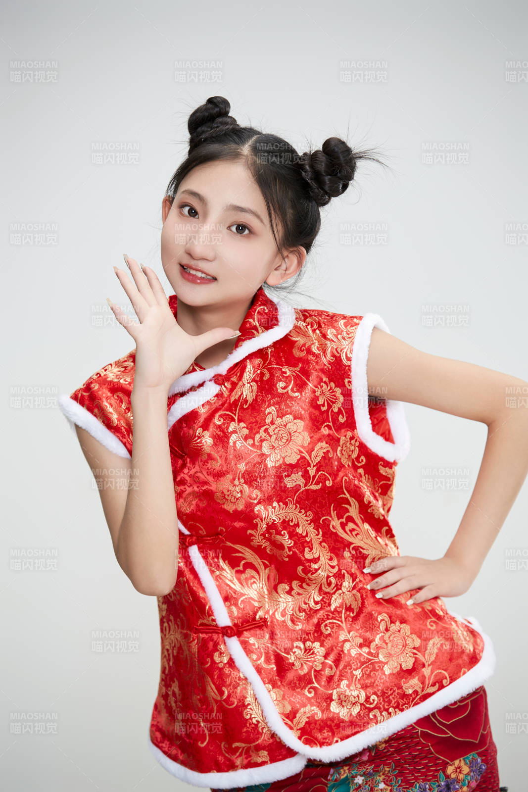 白色背景下身穿喜庆传统服饰的亚洲可爱少女图片