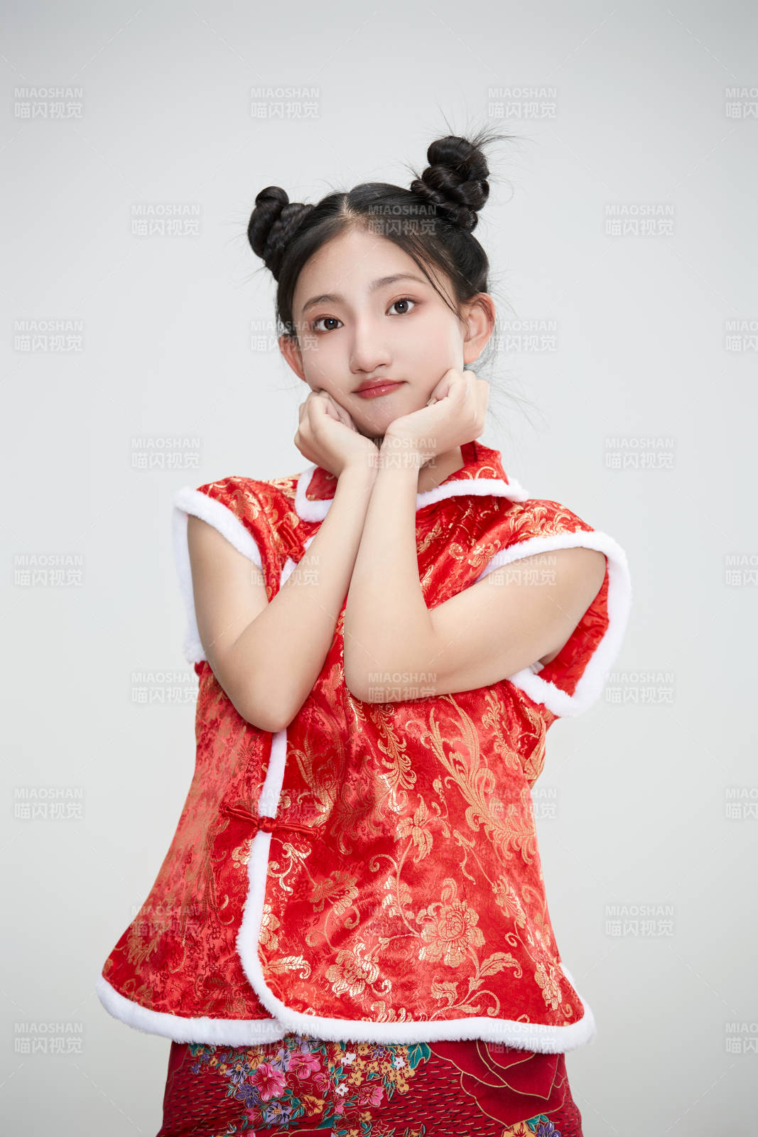 白色背景下身穿喜庆传统服饰的亚洲可爱少女图片