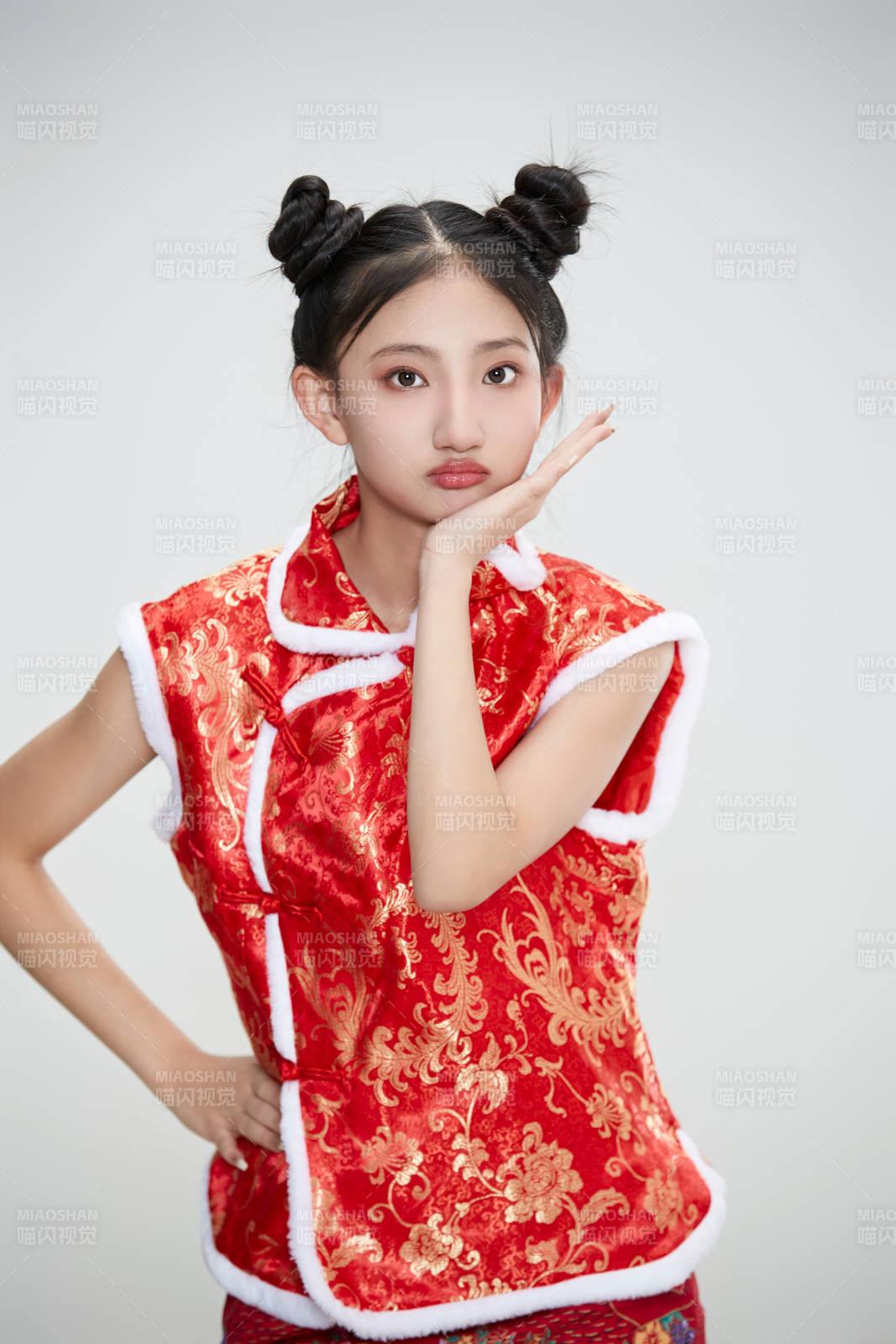 白色背景下身穿喜庆传统服饰的亚洲可爱少女图片