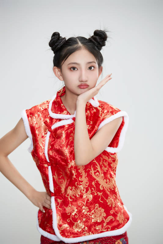 白色背景下身穿喜庆传统服饰的亚洲可爱少女图片