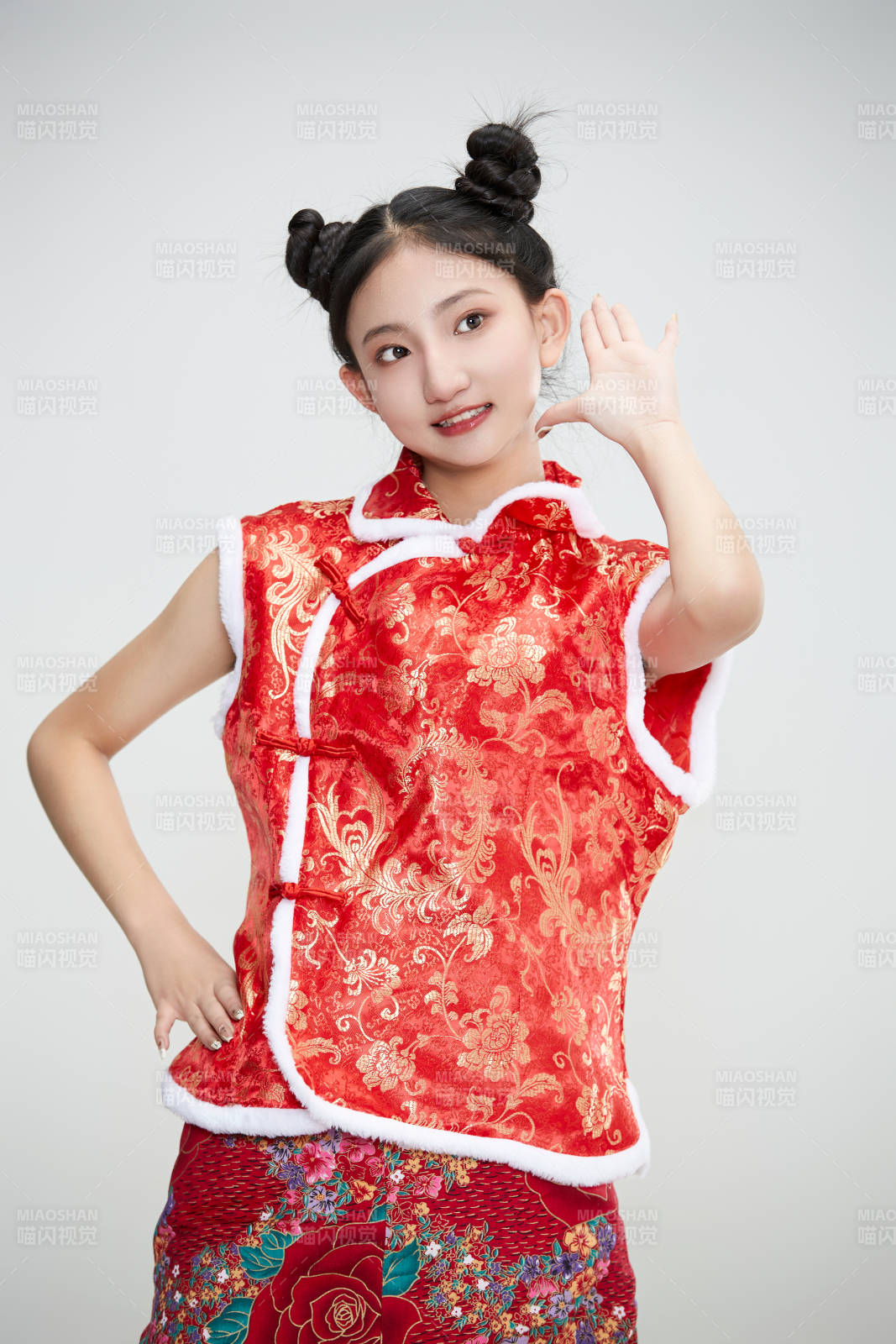 白色背景下身穿喜庆传统服饰的亚洲可爱少女图片