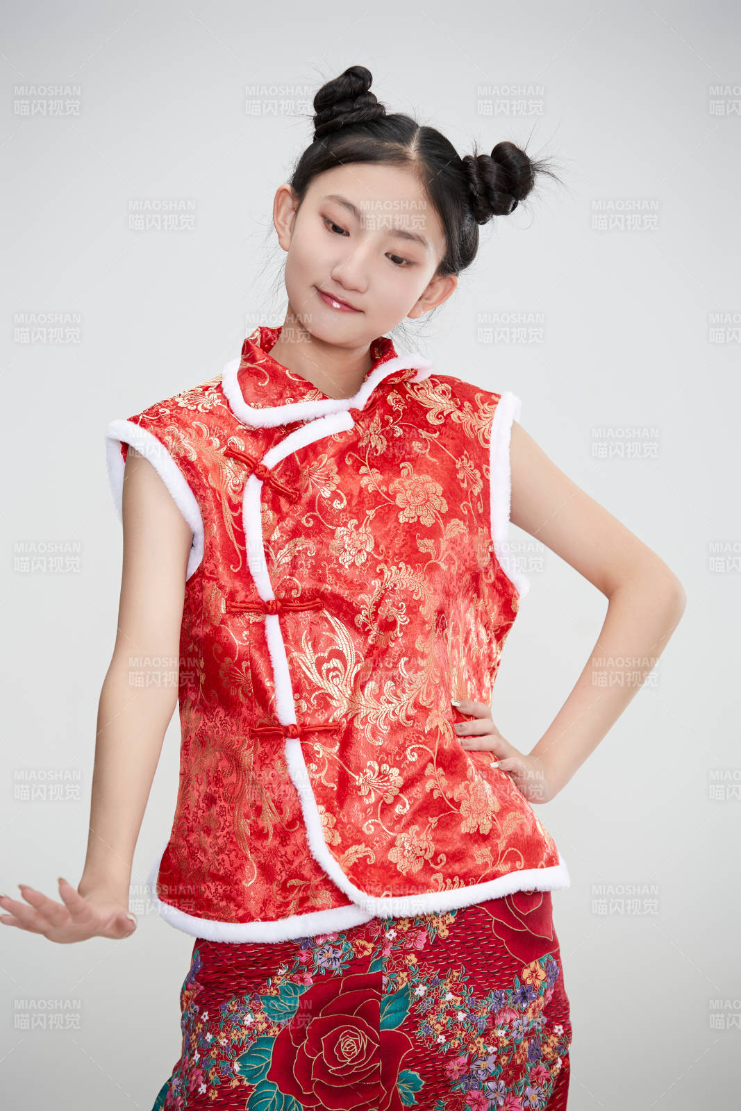 白色背景下身穿喜庆传统服饰的亚洲可爱少女图片