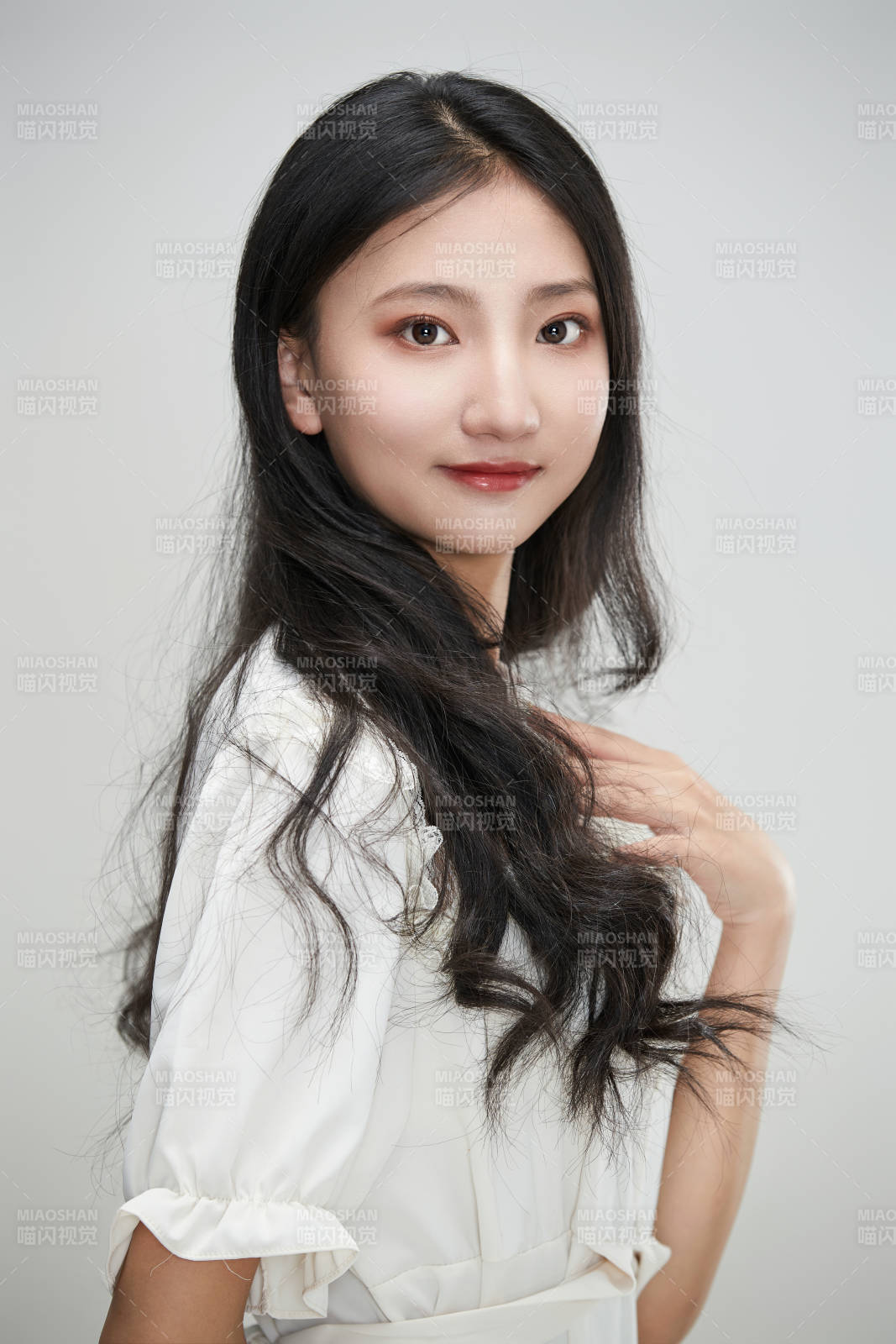 白色背景下身穿连衣裙的清纯少女图片