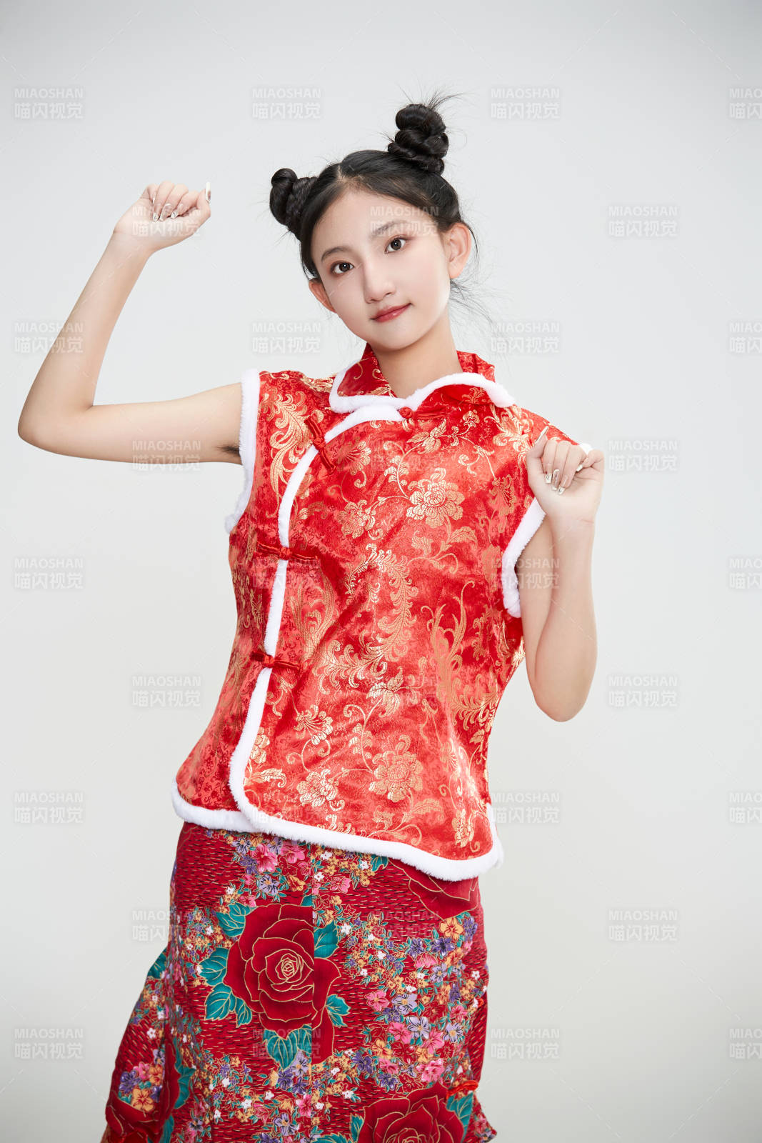 白色背景下身穿喜庆传统服饰的亚洲可爱少女图片