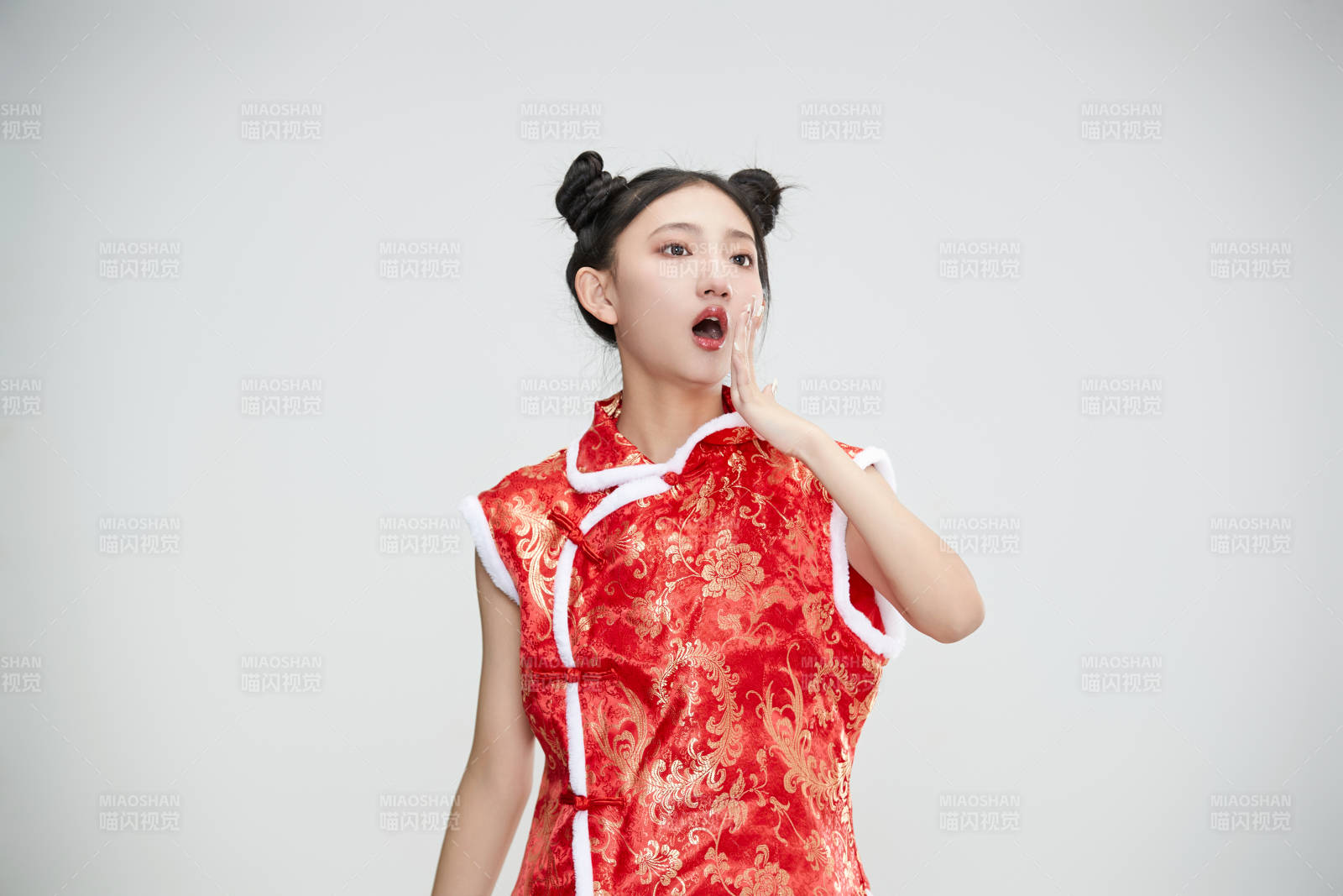 白色背景下身穿喜庆传统服饰的亚洲可爱少女图片