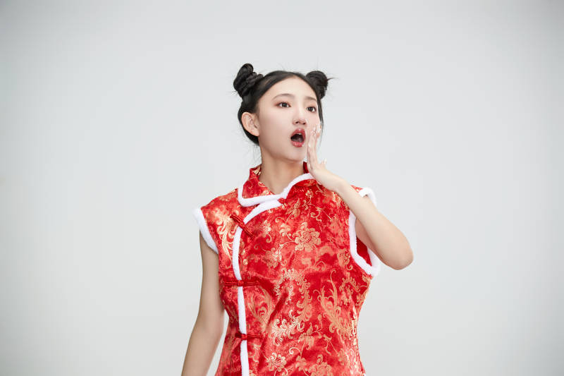 白色背景下身穿喜庆传统服饰的亚洲可爱少女图片