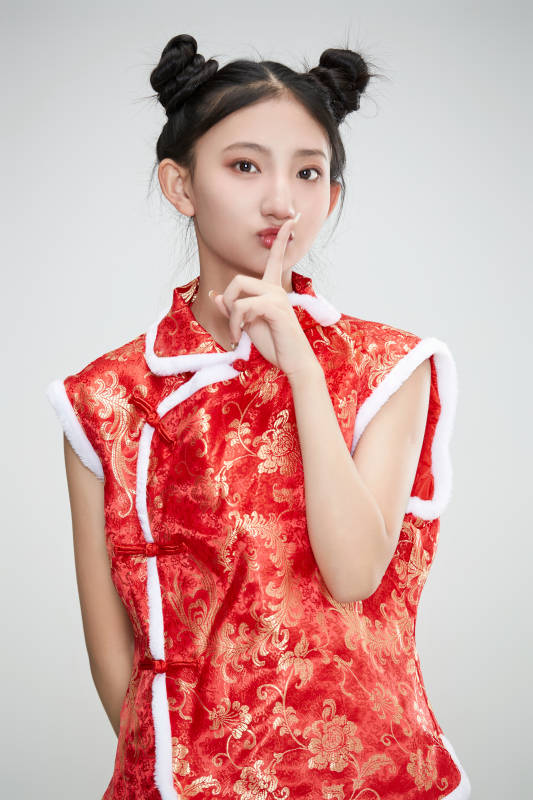 白色背景下身穿喜庆传统服饰的亚洲可爱少女图片