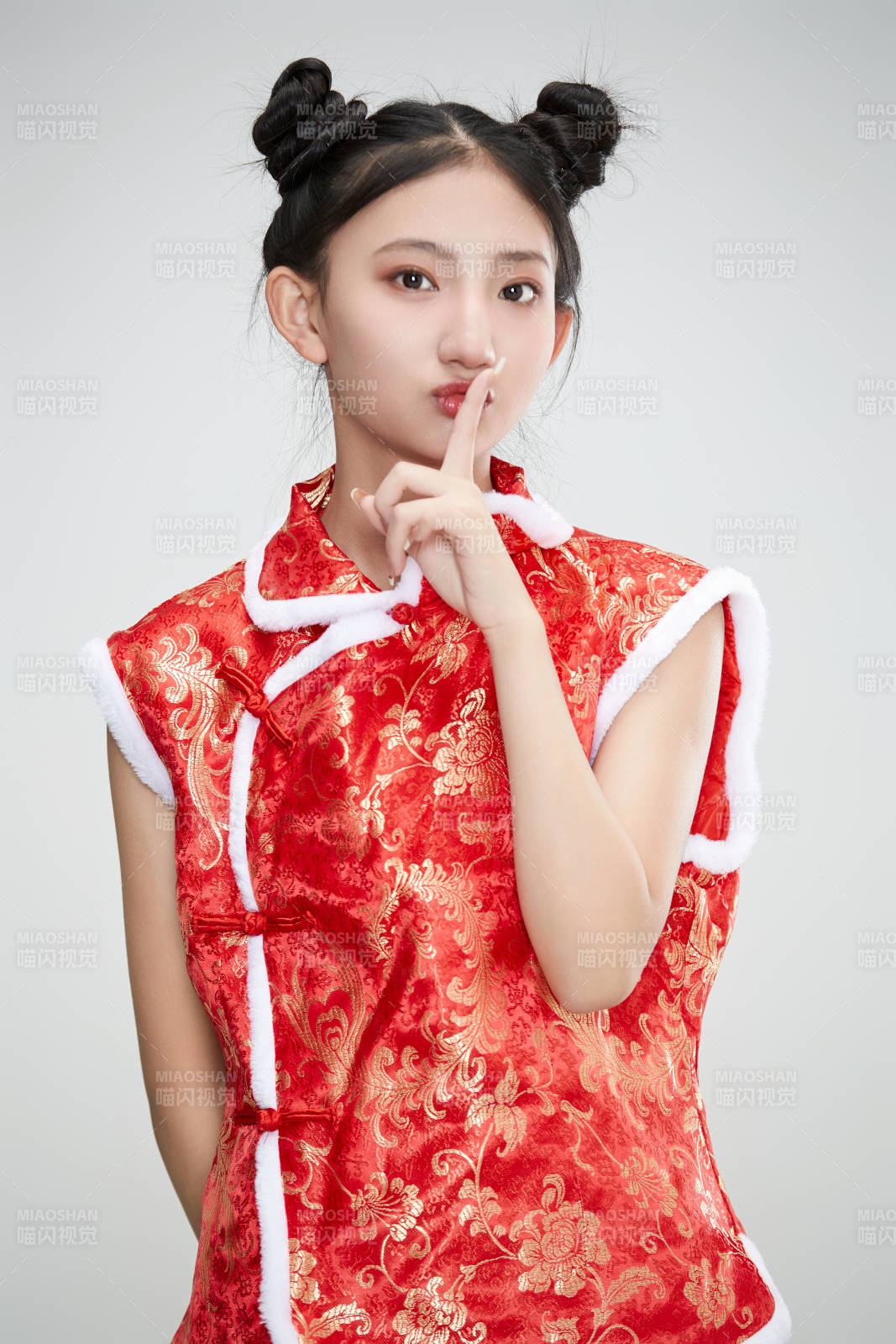 白色背景下身穿喜庆传统服饰的亚洲可爱少女图片