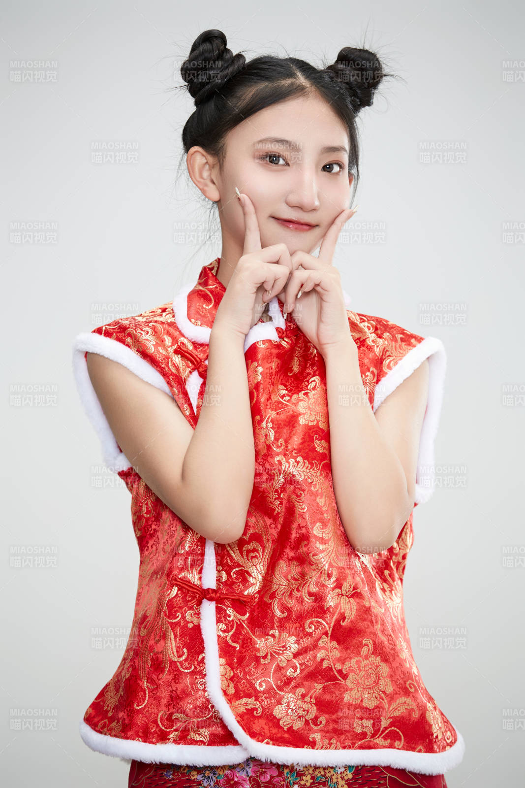 白色背景下身穿喜庆传统服饰的亚洲可爱少女图片