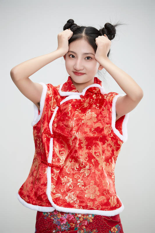 白色背景下身穿喜庆传统服饰的亚洲可爱少女图片