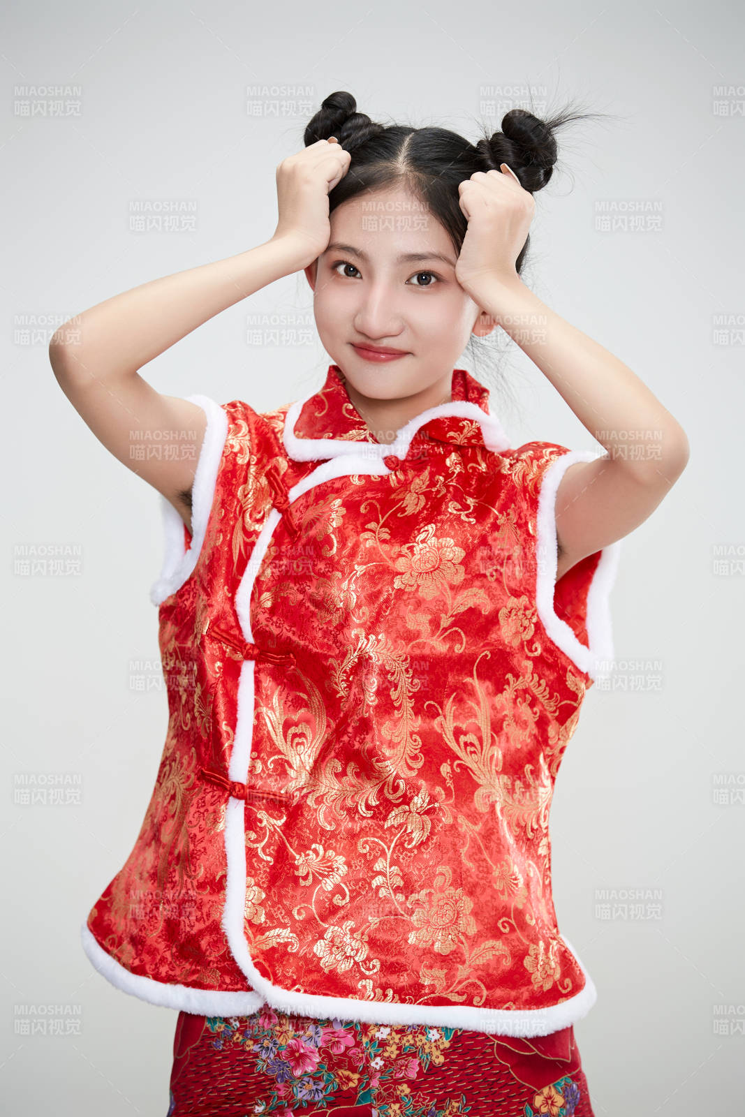 白色背景下身穿喜庆传统服饰的亚洲可爱少女图片