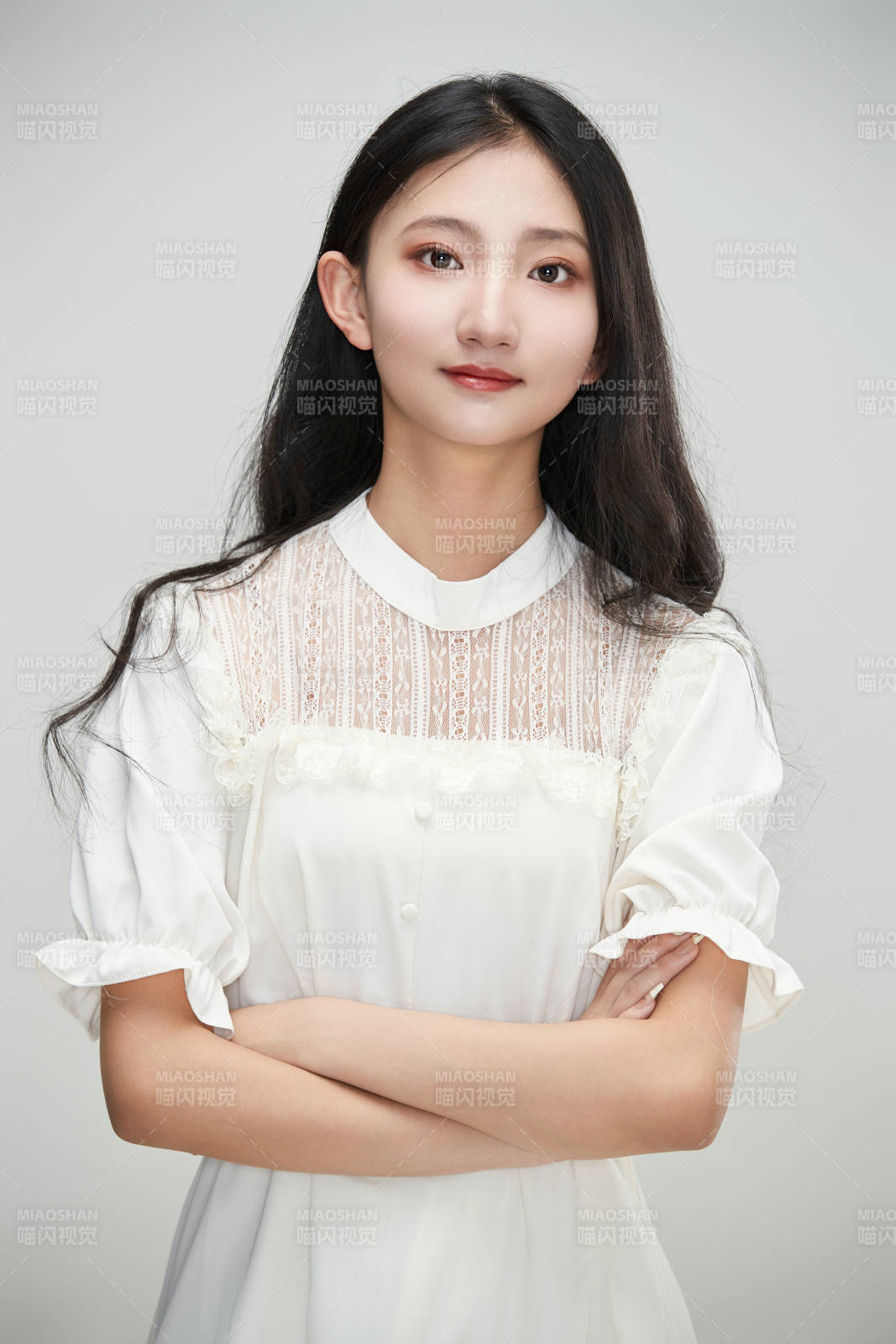 白色背景下身穿连衣裙的清纯少女图片