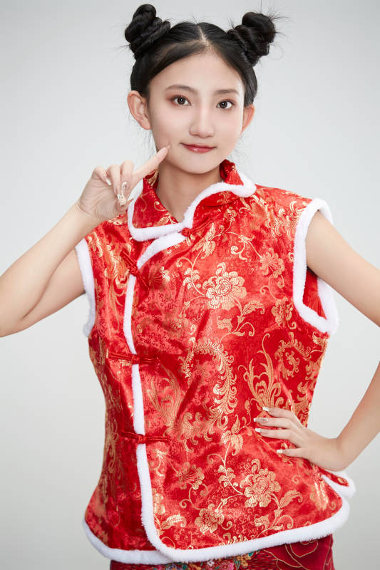 白色背景下身穿喜庆传统服饰的亚洲可爱少女图片