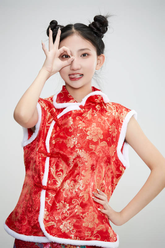 白色背景下身穿喜庆传统服饰的亚洲可爱少女图片