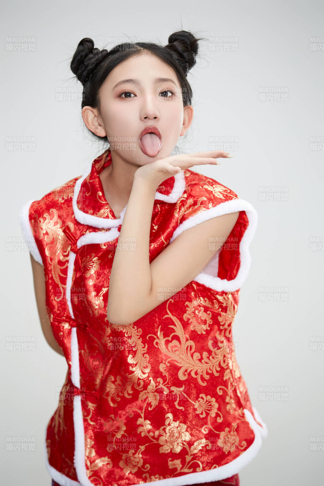 白色背景下身穿喜庆传统服饰的亚洲可爱少女图片