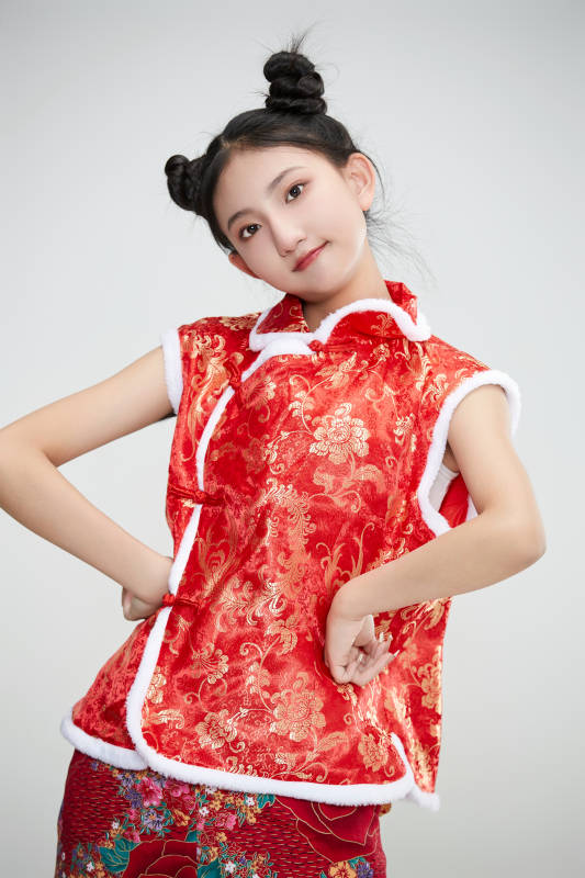 白色背景下坐在椅子上的清凉少女图片