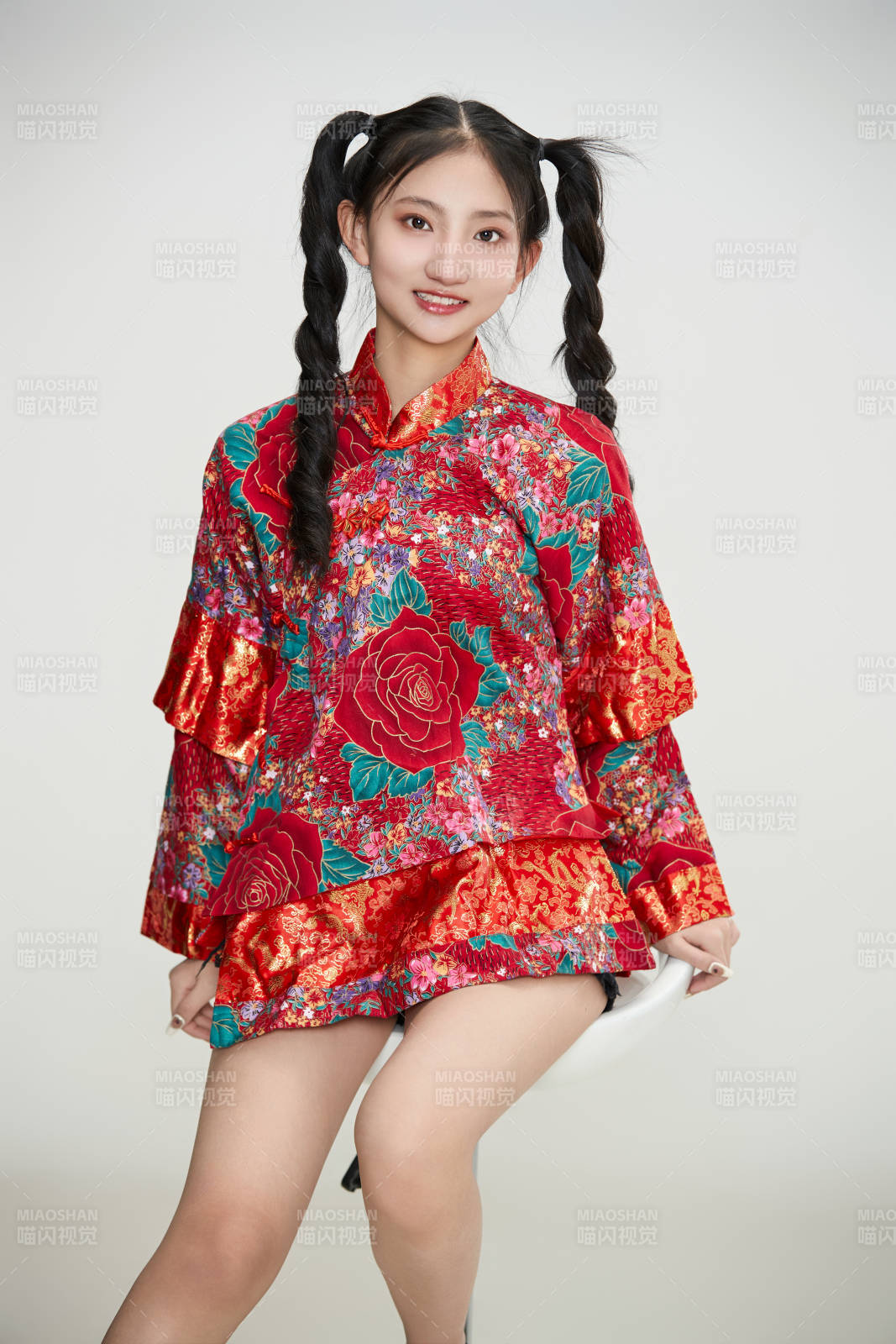 白色背景下身穿中国传统服饰的少女图片