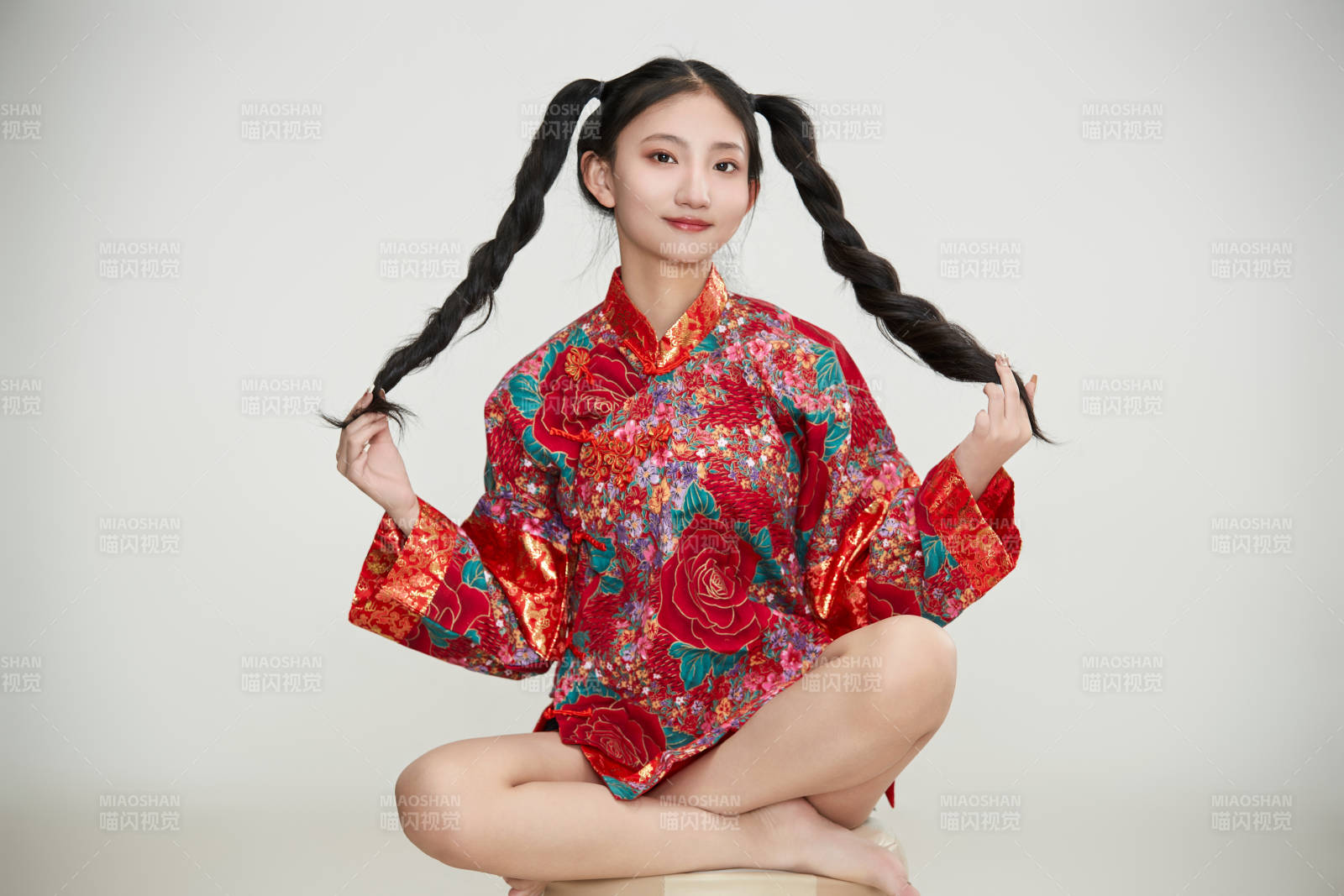 白色背景下身穿中国传统服饰的少女图片