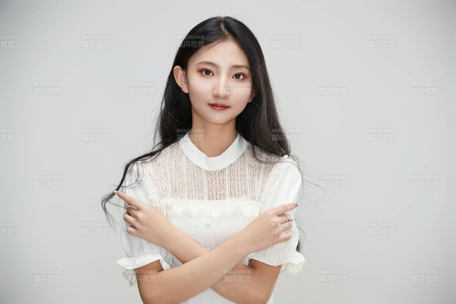 白色背景下身穿连衣裙的清纯少女图片