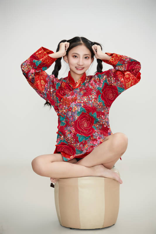 白色背景下身穿中国传统服饰的少女图片