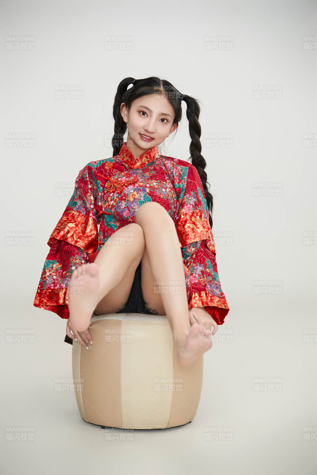白色背景下身穿中国传统服饰的少女图片