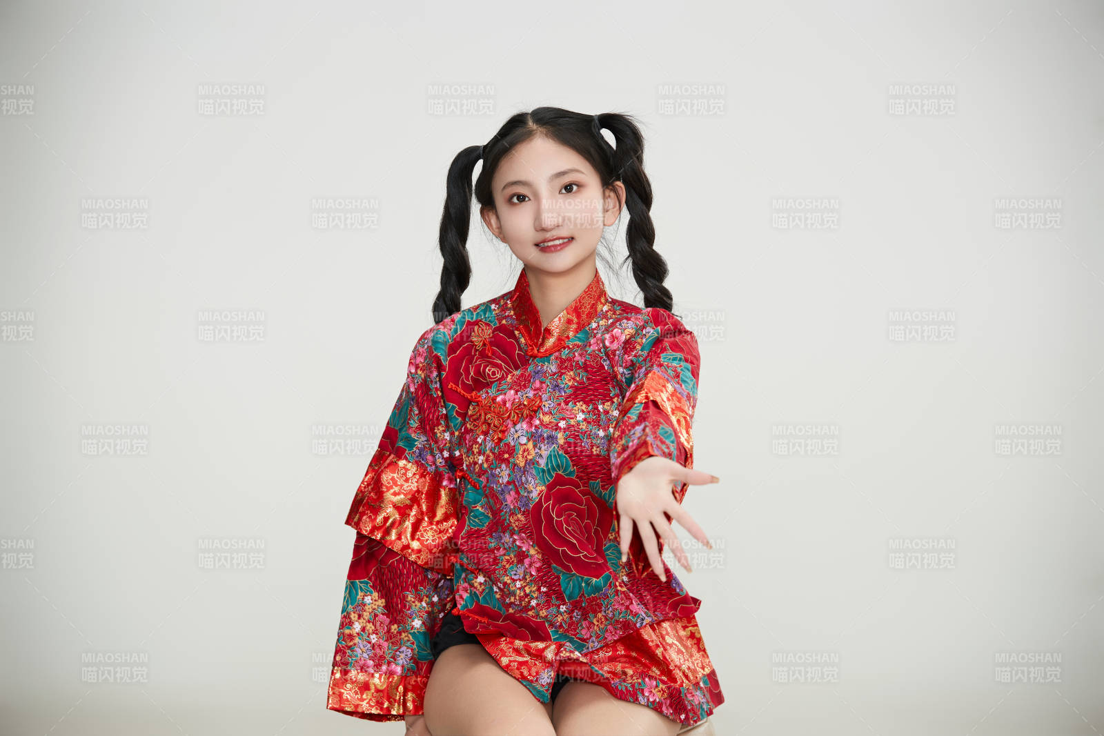 白色背景下身穿中国传统服饰的少女图片