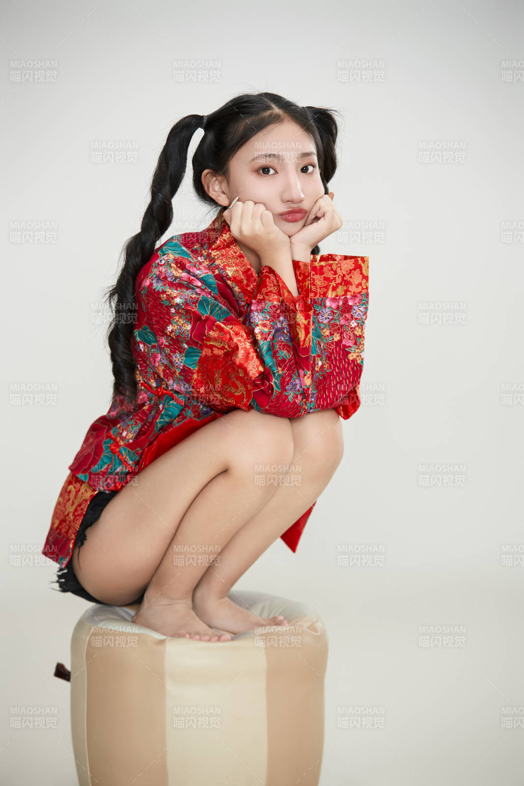 白色背景下身穿中国传统服饰的少女图片