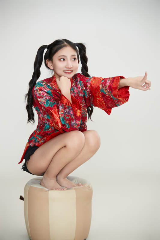 白色背景下身穿中国传统服饰的少女图片