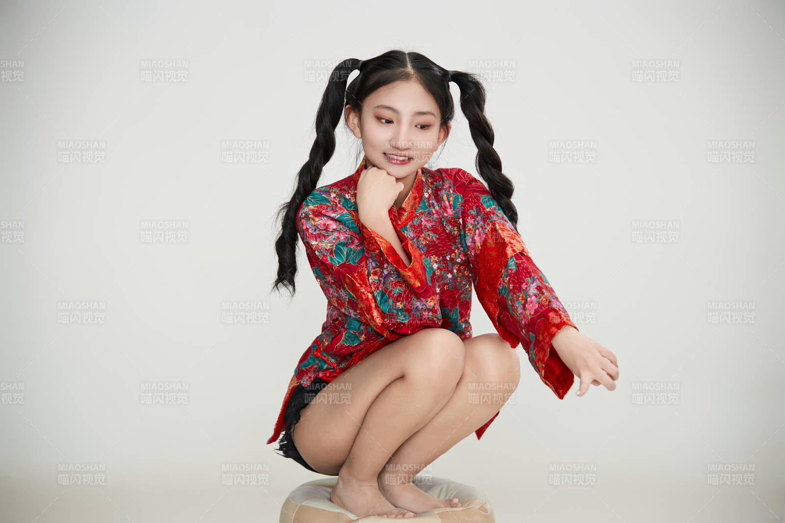 白色背景下身穿中国传统服饰的少女图片