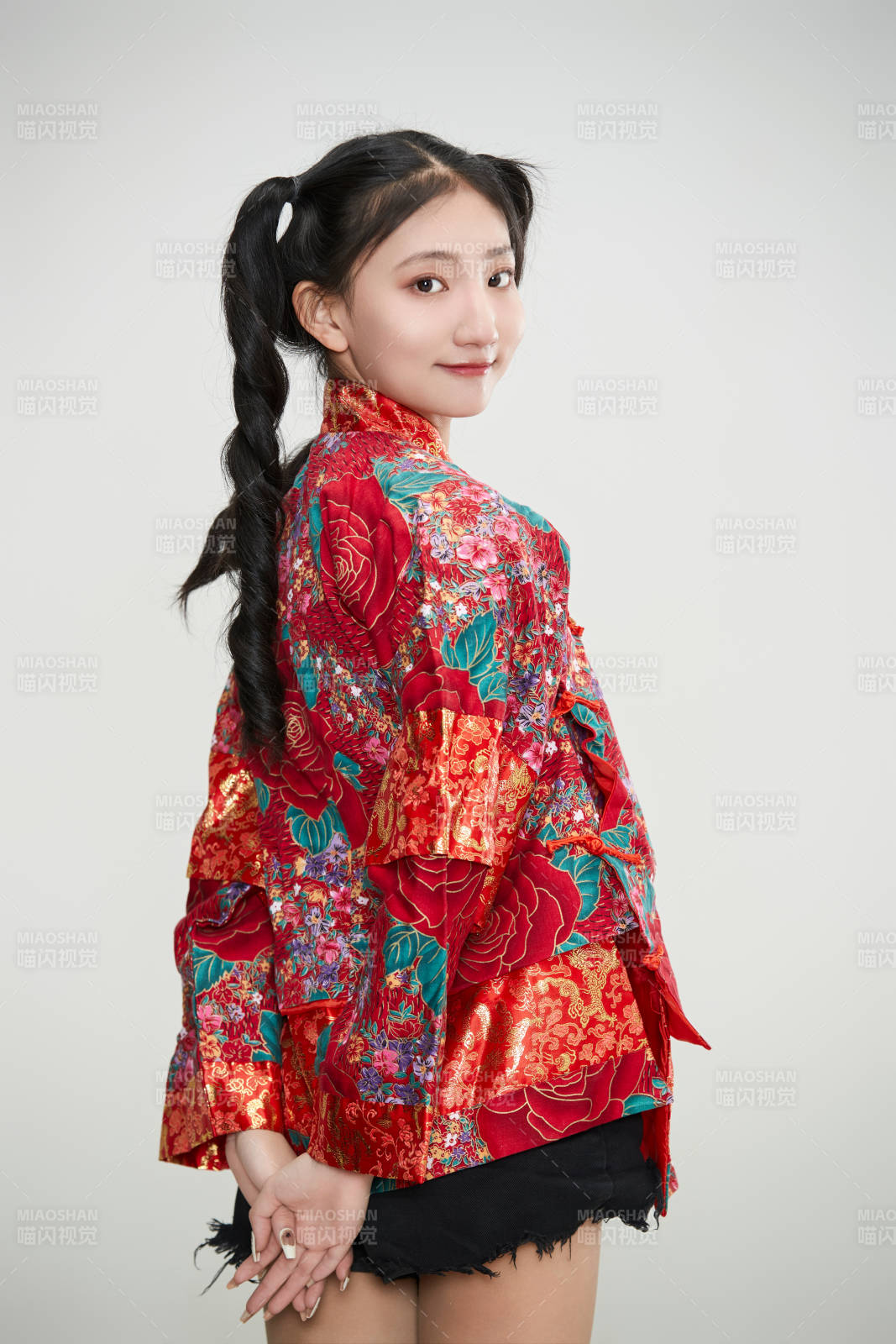 白色背景下身穿中国传统服饰的少女图片