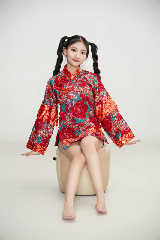 白色背景下身穿中国传统服饰的少女图片