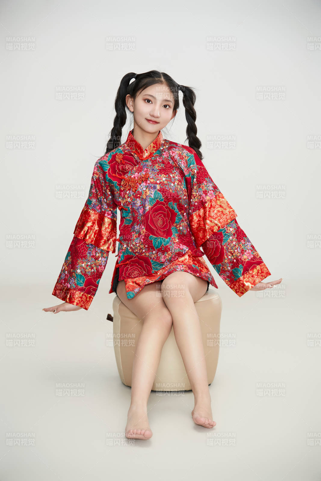 白色背景下身穿中国传统服饰的少女图片