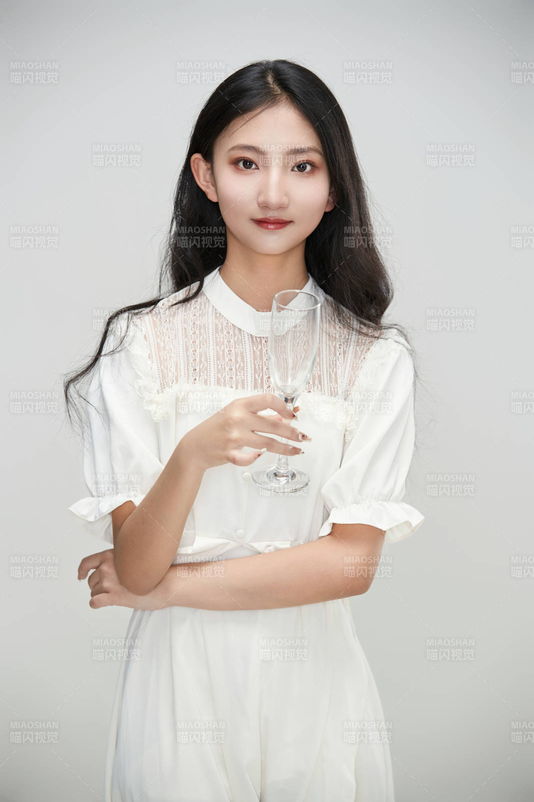 白色背景下身穿连衣裙的清纯少女图片