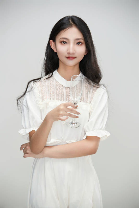 白色背景下身穿连衣裙的清纯少女图片