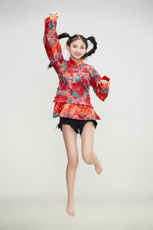 白色背景下身穿中国传统服饰的少女图片